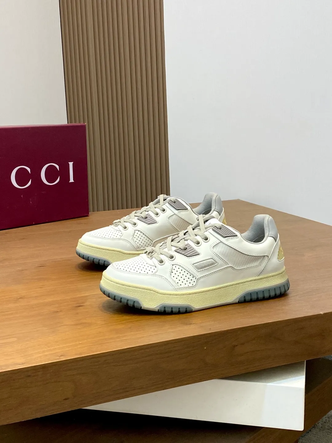 Men's Shoes 💰660 𝐆𝐮𝐜𝐜𝐢 𝐑𝐞-𝐖𝐞𝐛 As the first sneaker created by Sabato De Sarno for Gucci, the Re-Web series reinterprets the brand's classic stripes and sets off the modern silhouette design with bold and unique details. These shoes are crafted from white leather. This new sneaker is ingeniously decorated with many of the brand's classic details, and is equipped with a bright red and green webbing tongue, which will make people fall in love at first sight. White leather treated with a special process for softness and luster, with an embossed grainy texture. Script Gucci logo and interlocking G web label with Interlocking G and script Gucci logo. Rubber outsole with interlocking G detail eyelets. Web tongue. Size: 39-44 (customized for sizes 38 and 45)